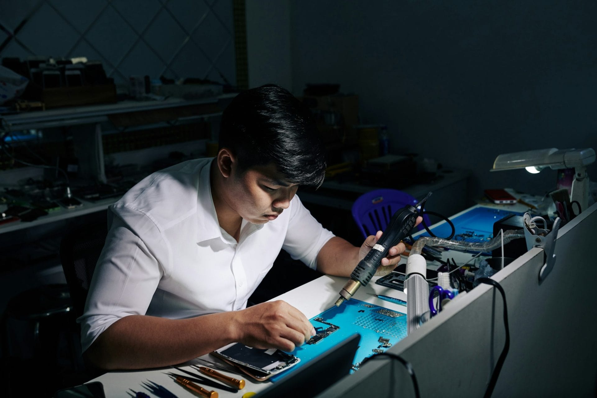 tho-sua-chua-nguoi-viet-su-dung-sung-hoi-nong